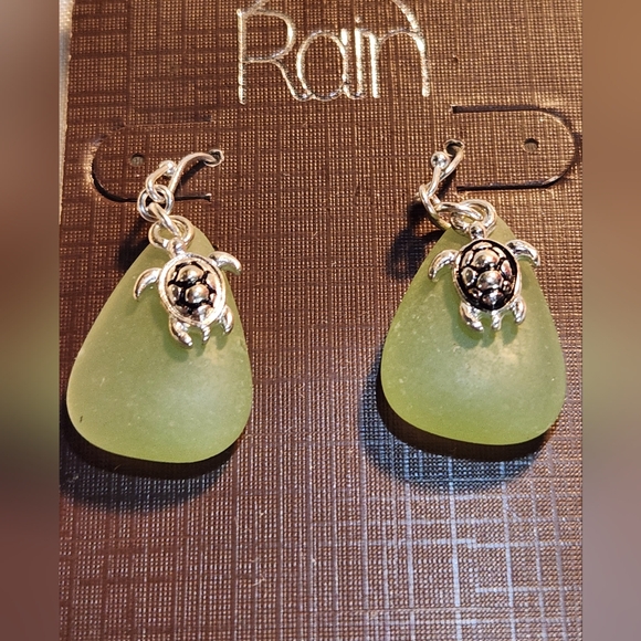 NWT Rain Pale Green Sage Sea Glass Silvertone Turtle Drop Dangle Earrings - Picture 3 of 6